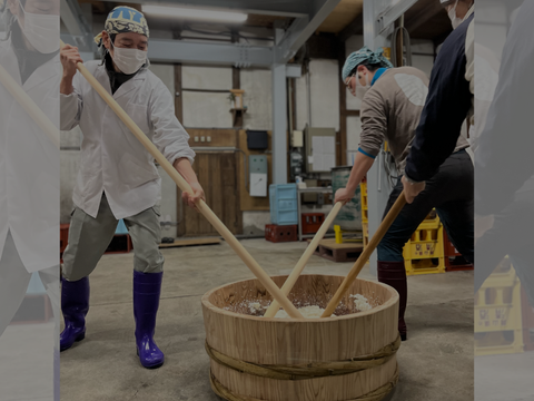 生酛造り-酛摺り（三冠酒造）
